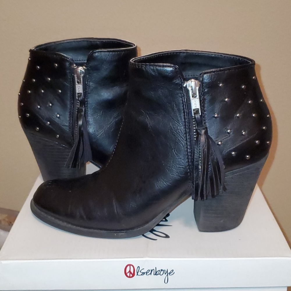 LAST CHANCE Black studded ankle boots